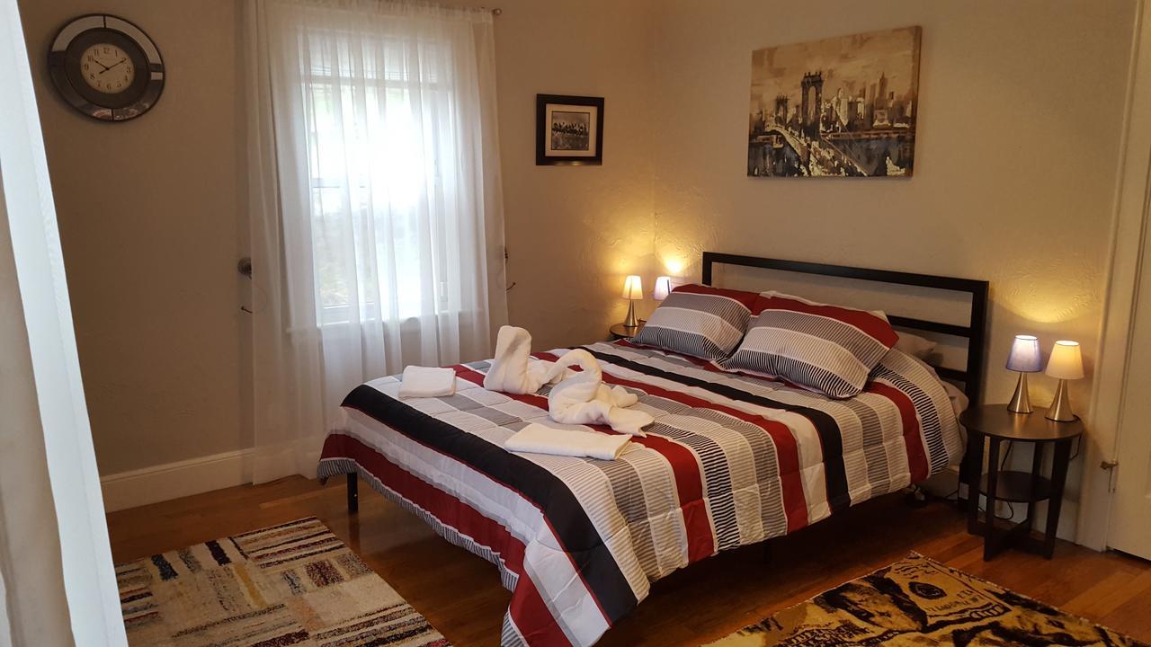 Chambre Lit Queen-Size avec Salle de Bains Commune