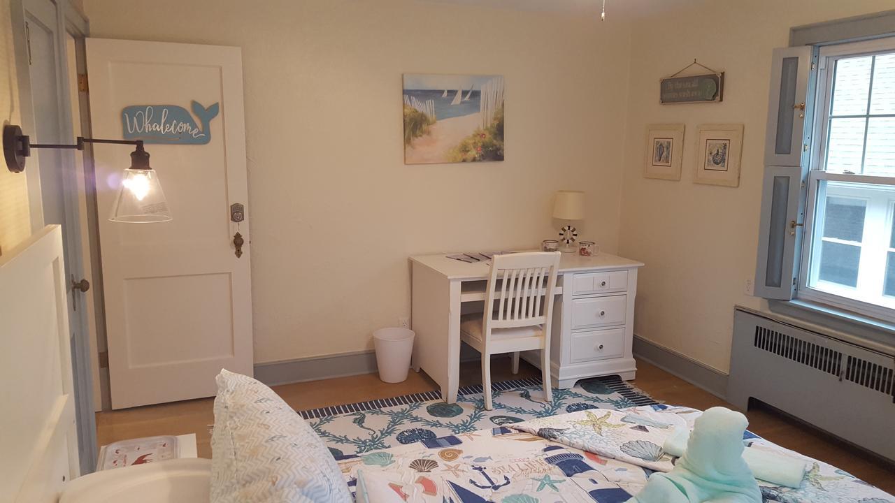 Chambre Lit Queen-Size avec Salle de Bains Commune